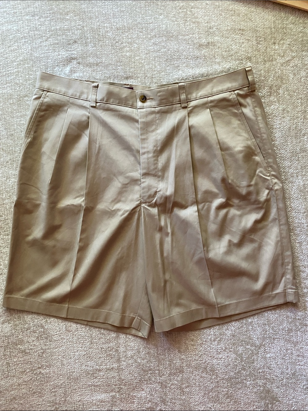 Men's Classic Pleated Khaki Shorts Size 38W